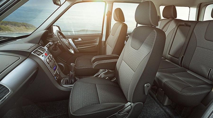Интерьер Tata Safari Storme 2015 года  (фото 3 из 5)